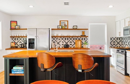 Egger Acres House | Stylish Home with Chef's Kitchen and Family-Friendly Amenities
