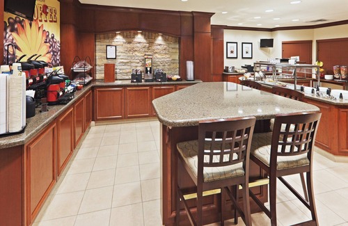 Oklahoma City Condo | King Suite with Free Breakfast & Inviting Outdoor Pool