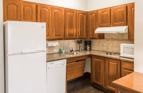 Independence Condo | King Suite with Free Breakfast & Outdoor Pool Near Centerpoint