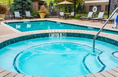 Independence Condo | King Suite with Free Breakfast & Outdoor Pool Near Centerpoint