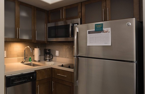Lake Jackson Condo | King Suite with Free Breakfast & Pool Near Sea Center Texas!