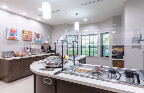 Lake Jackson Condo | King Suite with Free Breakfast & Pool Near Sea Center Texas!
