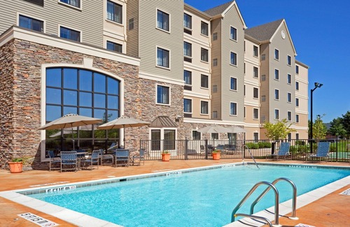Concordville Condo | King Suite with Free Breakfast & Outdoor Pool for Business