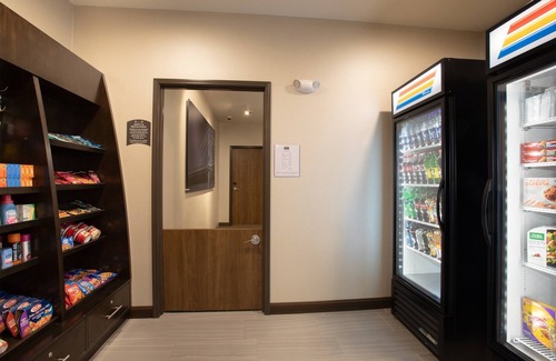 Rapid City Apartment | King Suite with Pool, Hot Tub & Free Breakfast for Travelers