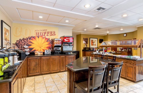 McAllen Condo | King Suite with Pool, Breakfast & Hot Tub for Business Travelers