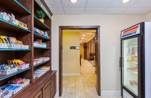 McAllen Condo | King Suite with Pool, Breakfast & Hot Tub for Business Travelers