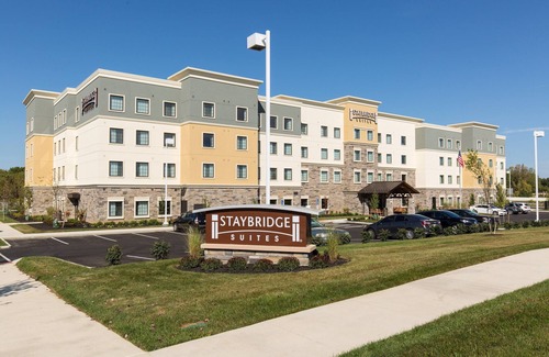 Newark Condo | Relaxing King Suite with Pool & Free Breakfast for Travelers