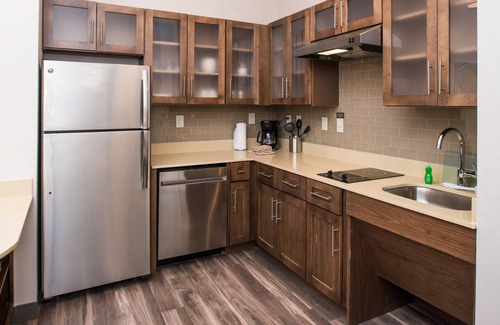 Pecos Condo | King Suite with Pool and Free Breakfast for Your Getaway