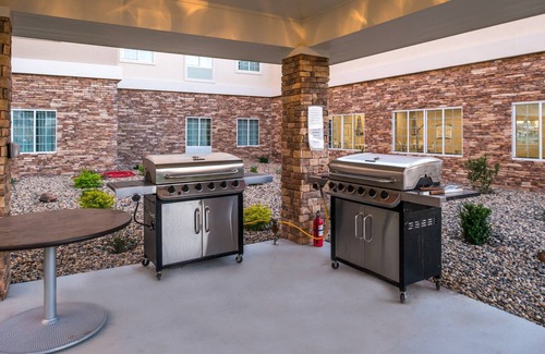 Pecos Condo | King Suite with Pool and Free Breakfast for Your Getaway