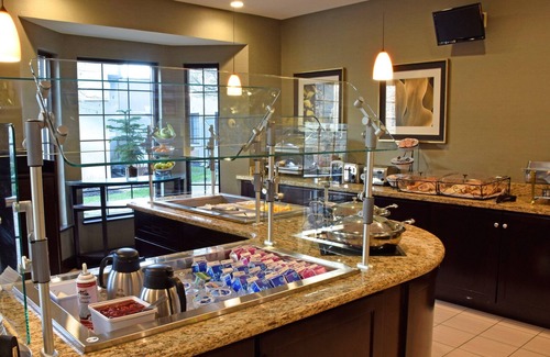 Beckett Ridge Condo | King Suite with Free Breakfast & Parking Near Pool and Spa
