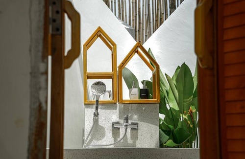 Kampot House | Cozy King Suite with Garden View - Family Friendly Stay