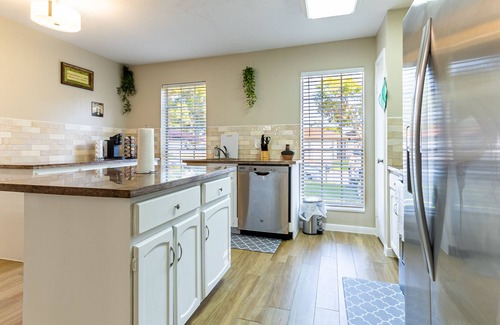 Nassau Bay House | King Suite, Hot Tub, NASA, Kemah, Beach, Yard, Fun
