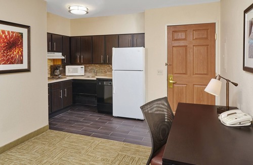 Glenview Condo | Elegant King Suite with Pool & Free Breakfast in The Glen