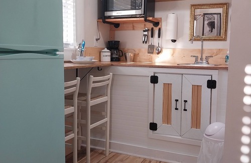 Hubert Cottage | King Suite Minutes to Beach Shopping Nature Trails Boating Historic Sites