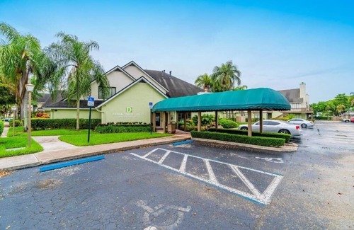 Doral Apartment | King Suite Near Beacon Centre MIA