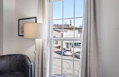 Parkville Apartment | Stylish King Suite with Scenic Views and Family-Friendly Amenities