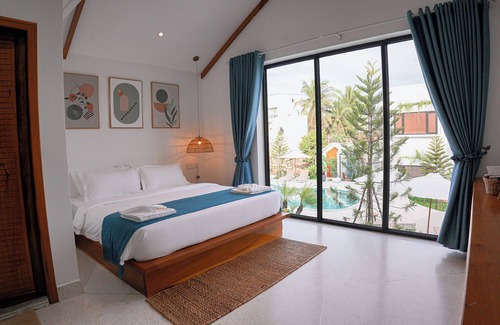 Kampot Hotel | King Suite with Pool View - Perfect for Family Getaways