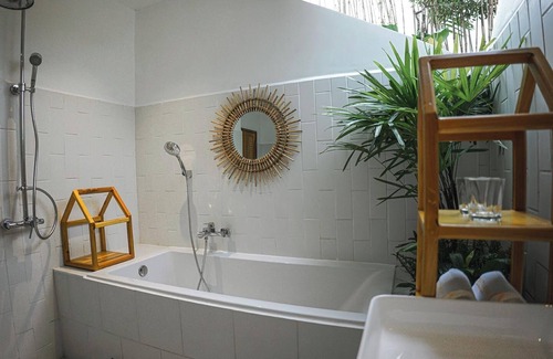 Kampot Hotel | King Suite with Pool View - Perfect for Family Getaways