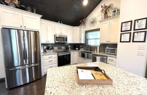Murphy Cabin | Cozy Cabin Getaway with King Suite & Ocean Views