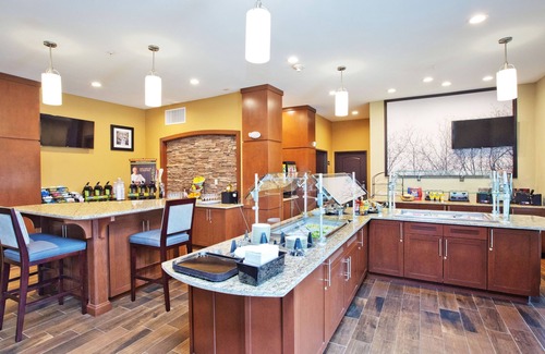 Sweetbriar Condo | King Suite with Breakfast & Pool Near Downtown Austin