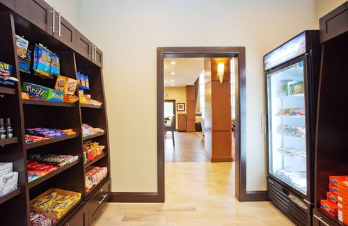 Sweetbriar Condo | King Suite with Breakfast & Pool Near Downtown Austin