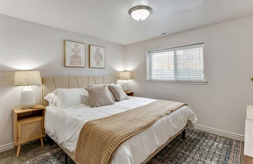 Springville House | King Suite with Vast Yard, Ideal for Families and Parking