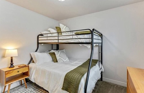 Springville House | King Suite with Vast Yard, Ideal for Families and Parking