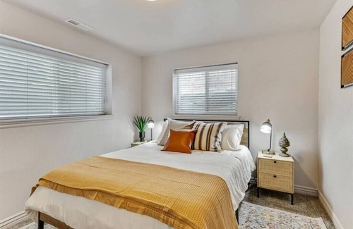 Springville House | King Suite with Vast Yard, Ideal for Families and Parking