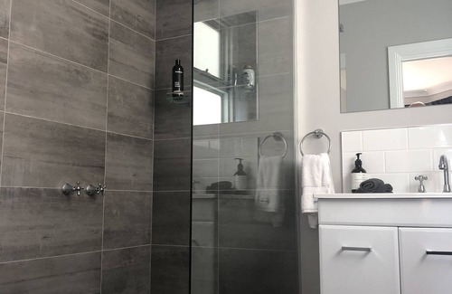 Circular Head Council Bed & Breakfast | Bay View King Suite with Breakfast - Rated 10/10 by Guests