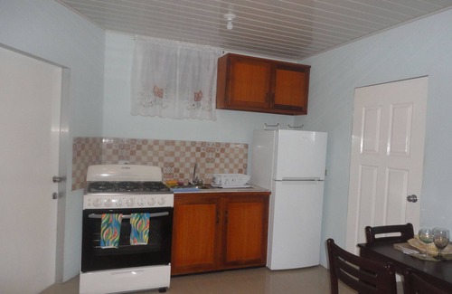 Carnbee Hotel | Cozy King Suite with Kitchenette and Breakfast Included