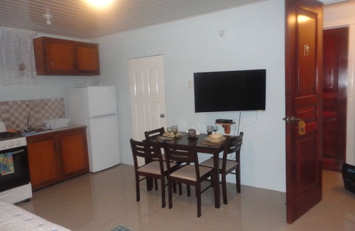 Carnbee Hotel | Cozy King Suite with Kitchenette and Breakfast Included