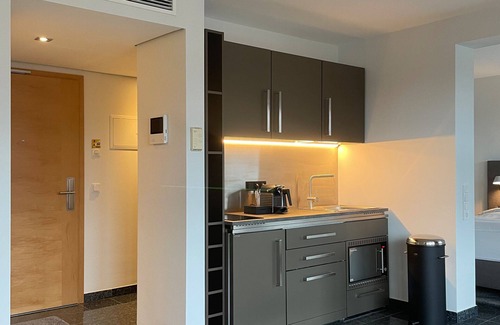 Unterrath Hotel | Premium King Triple Superior Apartment | 10/10 Guest Rated