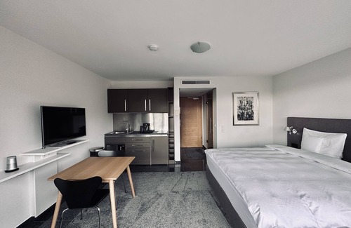 Unterrath Hotel | Premium King Triple Superior Apartment | 10/10 Guest Rated