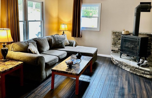 Blowing Rock Hotel | Family-Friendly King Villa Suite with Kitchen on Main St