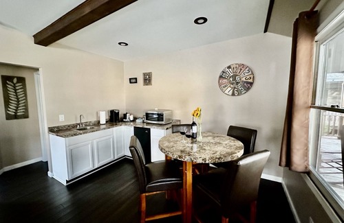 Blowing Rock Hotel | Family-Friendly King Villa Suite with Kitchen on Main St