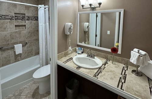Blowing Rock Hotel | Family-Friendly King Villa Suite with Kitchen on Main St