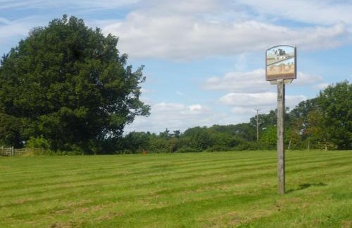 Cockernhoe Hotel | Pet-Friendly Retreat at King William with Hot Tub & Dining