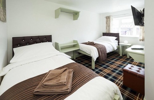 Cockernhoe Hotel | Budget-Friendly Stay at King William with Pool & Dining