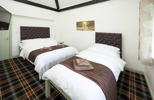 Cockernhoe Hotel | Budget-Friendly Stay at King William with Pool & Dining