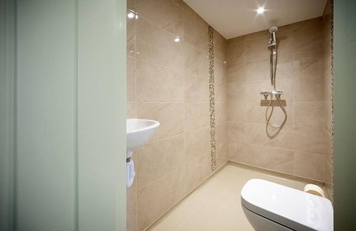 Cockernhoe Hotel | Budget-Friendly Stay at King William with Pool & Dining