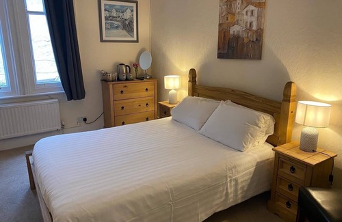 Totnes Hotel | King William IV: 4-Star Stay with Restaurant & Family-Friendly Perks