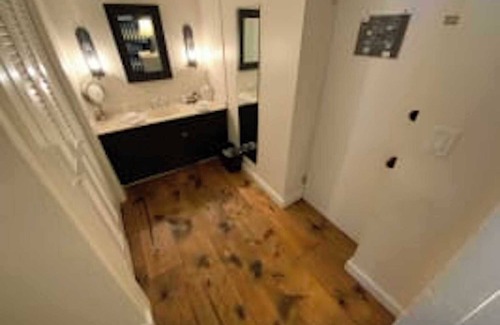 West Dover Resort | Inviting King Room with Bunk Bed in Historic Inn