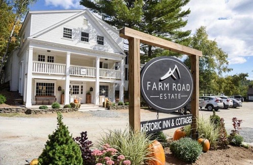 West Dover Resort | Inviting King Room with Bunk Bed in Historic Inn