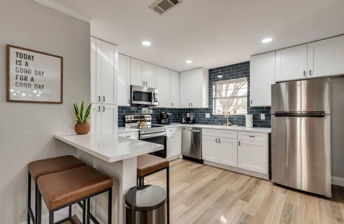 Plano House | Spacious King Bed Suite with Kitchen & Child-Friendly Amenities