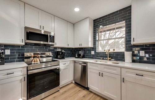 Plano House | Spacious King Bed Suite with Kitchen & Child-Friendly Amenities