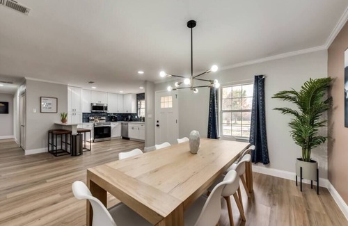Plano House | Spacious King Bed Suite with Kitchen & Child-Friendly Amenities