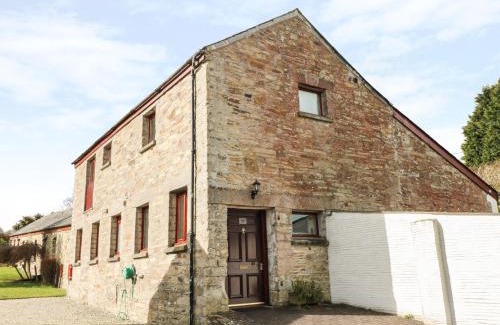 Lower Trengale House | Welcoming Kingfisher Barn: Pet-Friendly Family Retreat