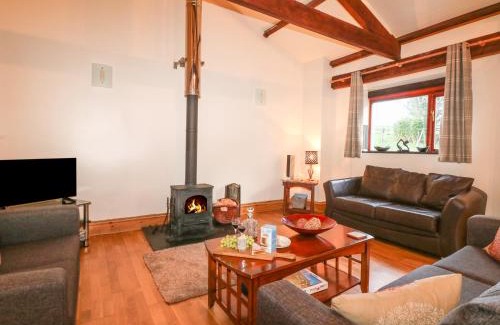 Lower Trengale House | Welcoming Kingfisher Barn: Pet-Friendly Family Retreat
