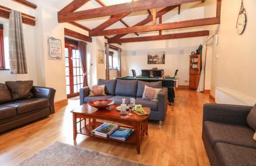 Lower Trengale House | Welcoming Kingfisher Barn: Pet-Friendly Family Retreat