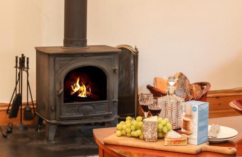 Lower Trengale House | Welcoming Kingfisher Barn: Pet-Friendly Family Retreat